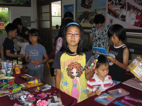 광성초등학교(교장 김철환)에서는 지난 17일 광성경제시장이 열려 전교생들에게 큰 호응을 얻었다. 무인판매로 실시된 경제시장은 각 학급에서 정한 규칙에 따라 담임교사가 준 광성 화폐를 이용해 시장에서 물건을 구입하면 된다.
경제시장을 이용한 학생들은 물건을 구입하기 전 무엇을 살 것인지 미리 계획하고 필요한 물건을 구입 후 무인판매기록장에 기록하도록 했다. 또한, 학생들이 쓰지 않는 물건들을 가져와 친구들에게 파는 '아나바다'도 함께 실시했다.
조민정 교사는