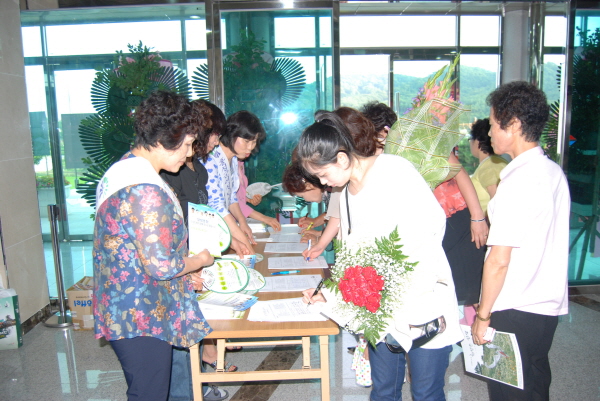 홍성군여성단체협의회(회장 박재월)는 지난 24일 홍주문화회관에서 양성평등 의식변화에 대한 캠페인 및 녹색생활 실천운동을 전개했다.
성차별을 근절하고 양성평등 문화를 정착시키기 위한 이번 캠페인에서는 '양성평등! 더 큰 대한민국을 만드는 힘입니다'라는 주제로 양성평등 홍보물 전달 및 녹색생활 실천을 위한 부채를 배부했다.
또한 녹색생활을 위해 가정에서 실천할 수 있는 실천수칙을 지켜 한 가정 당 배출되는 탄소를 줄이는데 동참하는 '한 가정 탄소 1톤 줄이기'서명운동도 함께 병행됐다.