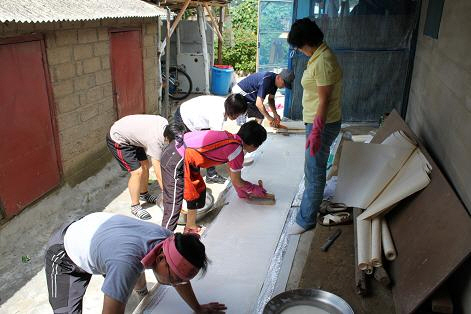 홍성보훈지청(지청장 한경원) 이동보훈복지팀은 지난 23일 고영학(77ㆍ광천읍)씨 댁을 찾아 도배ㆍ장판 교체 등 사랑의 집수리봉사 활동을 펼쳤다.
홍성보훈지청에서 생계곤란자 주거여건 개선사업을 위해 실시되고 있는 이번 행사는 2006년부터 무료도배활동을 지속적으로 펼쳐 올해로 34회를 맞고 있다. 특히 도배지를 정기적으로 지원해 주고 있는 매일종합장식지업사와 광천 삼육봉사단의 장판지 지원이 함께 이뤄져 훈훈함을 더해주고 있다.
고 씨는
