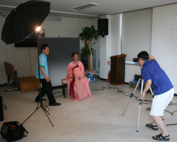 홍성군노인종합복지관(관장 이범화)은 지난 26일 복지관 소강당에서 사진동호회(장광현)의 지원을 받아 저소득녹거노인을 대상으로 장수사진 촬영 행사를 가졌다.
노인종합복지관은 거동이 불편해 일상생활 수행 능력이 떨어지고 생활형편이 어려워 장수사진을 미처 준비하지 못한 저소득 독거 노인들을 안타깝게 여겨 이번 행사를 마련하게 됐다.
이날 행사에는 노인종합복지관을 비롯해 청로회, 아름다운 건강마을이 함께 참여해 저소득 독거 노인 20명의 곱고 아름다운 생전모습을 남겨주는 뜻 깊은 하루가 됐다.