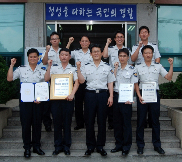 지난 5일 오관지구대 순찰3팀이 충남 지방경찰청(차장 백승엽)의 2/4분기 베스트 순찰팀으로 선정됐다. 순찰3팀은 도내 15개 경찰서, 135개 지구대 순찰팀 중 2ㆍ3급지 경찰서 중 1위로 선정되 인증패 및 표창수여 등 수상의 영예를 안았다. 이번 수상은 적극적 탐문수사를 통해 다수의 형사범, 수배자등 중요범죄사건 범인을 검거하는 쾌거를 올려, 1/4분기에 이어 또다시 베스트 순찰팀으로 선정된 것. 오관지구대 순찰3팀은
