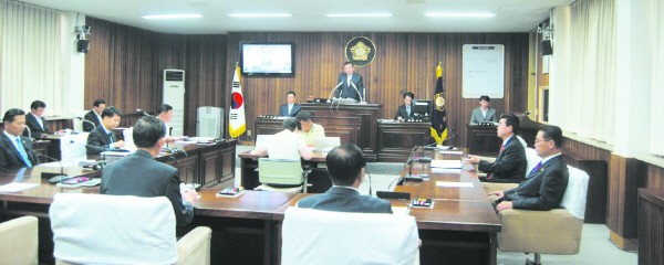 홍성군의회(의장 김원진)가 지난 달 27일부터 9일간의 일정으로 진행된 제186회 임시회를 지난 4일 마무리했다.
이번 임시회에서 의회는 '홍성군통합방위협의회 구성 및 운영 등에 관한 조례안' 외 3건의 조례안과 '2010년도 군유재산관리 변경 계획안'에 대해 원안대로 의결하고 '홍성군 친환경상품 구매촉진 조례안'에 대해서는 수정의결 했다. 또한 실과별 군정업무 추진실적 및 하반기 업무계획을 듣고 군정 전반에 대한 다양한 의견을 나눴다.
한편 제186회 임시회 폐회 후 의원들은 의장실에서 김석환 군수가 참석한 가운데 임시회에서 도출된 문제점과 지역현안사업에 대한 논의를 위한 간담회를 개최했다.