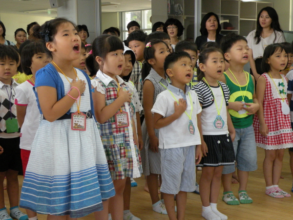 지역 내 최초 공립단설유치원인 조양유치원(원장 장진옥)이 준공됨에 따라 지난 1일 개학식을 갖고 본격적인 운영에 들어갔다. 이날 개학식에는 홍성초(3학급)ㆍ홍주초(1학급)ㆍ홍남초(2학급) 병설유치원 3개원의 총 119명(남아 64명, 여아 55명)의 원생이 학부모들의 손을 잡고 설레는 마음으로 첫 등원을 했다. 원생들은 눈빛을 반짝이며 새로운 유치원에 대한 기대감에 한창 들떠있다.
조양유치원은 홍성읍 소향리 30-7번지 일원에 21억 4800만 원의 예산을 투입해 연면적 1688㎡(1층 900㎡) 규모로 건축됐다. 유아들의 건강을 위해 친환경 자재 및 소재를 사용해 지상 2층 규모로 최신설비로 단장된유희실, 수면실, 보건실, 급식실, 조리실, 자료실, 원무실 등의 부대시설을 갖추고 있다.
원장, 원감, 교사 7명, 종일반 시간강사 3명과 행정실 교직원까지 20여명의 직원을 배치해 종일제 운영을 하는 만 5세아 3반과 에듀케어를 운영하는 3,4세아 2반, 특수반 1반으로 운영된다.
