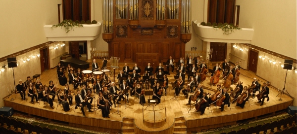 러시아 타타르스탄 국립 전통오케스트라가 홍성에 온다. 러시아 타타르스탄 국립 심포니 오케스트라 내한공연이 오는 23일 오후 7시 홍주문화회관에서 열린다. 러시아 타타르스탄 국립 심포니 오케스트라는 연 100회 가량의 연주를 개최하는 러시아에서 가장 활발하게 활동하는 오케스트라 중의 하나로 아시아 유럽 등 세계 각처에서의 성공적인 연주를 통해 러시아를 대표하는 악단으로 인정받고 있다. 홍성군과 서울콘서트 오케스트라가 주최하고 (사)한국음악협회 홍성군지부(지부장 최호식) 주관으로 열리는 이번 공연은 군민들에게 품격 높은 문화체험을 위해 홍성출신인 서울콘서트오케스트라 성주진 단무장의 배려로 특별히 초청된 것이다. 이번 공연은 소프라노 박성희와 세계적인 피아니스트 에른스트 뇰팅 하우프, 동양 최초로 '타타르스탄 국립심포니 오케스트라' 지휘자이며 서울 콘서트 오케스트라 지휘자를 겸임하고 있는 노태철 씨의 지휘로 깊어가는 가을밤의 정취를 한껏 더 해줄 것으로 기대된다. 입장권은 전석 2만원으로 제일서적(631-6310), 중앙서점(632-5082), 뚜레쥬르 광천점(642-0404)에서 예매하면 된다. 당일 오전 11시에는 초ㆍ중ㆍ고 학생들만을 위한 음악회가 무료로 공연되며 공연문의는 홍성군청 문화관광과(630-1778), (사)한국음악협회 홍성군지부(632-2624)로 하면 된다.