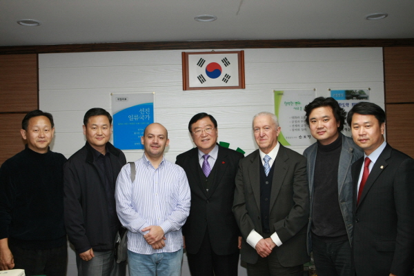 노블오카리나앙상블(단장 이종근) 창단 연주회가 3일 오후 7시 홍주문화회관 대강당에서 열린다. 노블오카리나(대표 이종근이종원)가 홍성을 본거지로 하면서 세계 권위의 이탈리아 GOB앙상블 악보에 대해 한국, 다시 말해 홍성의 노블오카리나가 판권을 취득해 전 세계에 보급하면서 동시에 앙상블 음악의 발전을 위해 창단하게 됐다고 설명한다. 지난 4월 이탈리아 GOB내한 공연을 주최하고, 접촉하면서 그들의 뛰어난 연주 이면에는 좋은 GOB악보가 있었다는 사실을 알게 됐다. 그 편곡자가 이번 창단연주회도 지도했다는 설명이다. 세계적으로 7중주 앙상블은 이탈리아 GOB앙상블과 홍성의 노블오카리나앙상블이 유일하다는 것이다. 이날 연주회에는 이태리를 비롯해 대만, 중국 등 오카리나에 열정을 보이고 있는 세계적인 연주자와 관련 사업가들이 대거 참석한다. 이들은 3일 창단연주회에 앞서 홍성군청을 방문해 김석환 군수와 오카리나의 본고장인 이태리 부르드오시 관계자 및 국립음악학교 교수 등이 150여년 동안 이어온 오카리나의 역사를 비롯해 향후 교류문제, 발전방향 등을 논의했다. <사진 왼쪽부터 3일 창단연주회에 앞서 2일 오후 홍성군청을 방문한 노블오카리나 이종근 이종원 대표, 이탈리아 국립오카리나학교 교수, 김석환 군수, 이탈리아 부르드오시 파올로 보칼레떼, 통역, 홍성군의회 이상근 의원이 간담회를 갖고기념촬영을 했다.>