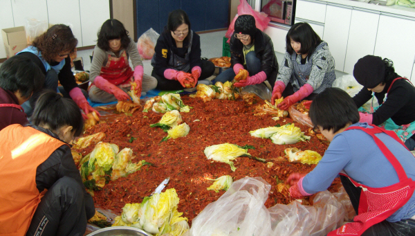 다양한 봉사활동에 앞장서며 이웃사랑을 실천하고 있는 학부모들이 있어 눈길을 끌고 있다.
홍성여자중학교(교장 최지석) 학부모회는 20여명의 학부모가 이른아침 부터 모여 400Kg의 배추를 절이고 김장을 담가 35세대 어려운 학생 가정에 전달, 훈훈한 겨울을 맞을 수 있도록 했다.
이외에도 이들 학부모들은 서산시 고북면에 위치한 노인요양원인 샤론의 집에서 학생들과 함께 봉사활동을 펼쳤고, 교내 축제 기간 먹거리 장터를 운영해 수익금 100만원을 장학금으로 기탁했다.
심숙희 교감은