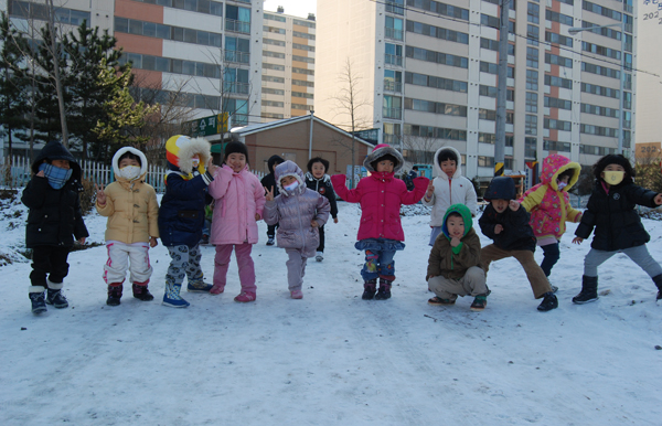 올 들어 첫눈이 내린 지난 8일, 온 세상을 하얗게 덮을 정도의 적설량은 아니었지만 다섯 살배기 유치원생들은 마냥 신나기만 하다. 선생님을 졸라 눈 위에서 비닐썰매를 타는 유아들은 추운 줄도 모르고 썰매타기에 여념이 없다. 사진은 홍성어린이집 5세반인 해솔반 유아들과 정경주 교사가 눈썰매를 타고 있는 모습.