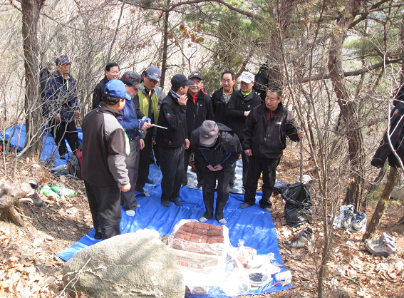 재경홍성중학교 제13회 동창회(회장 한종구) 산악대(대장 박상화)는 지난달 13일(일요일) 관악산 염불암 부근에서 시산제 행사를 가졌다. 이날 시산제에는 한종구 동창회장, 전용문 수석부회장, 노탈해, 배상필, 주일규 부회장 등 회원 16명이 참석한 가운데 올 한해 회원들의 무사 산행과 건강을 기원했다.