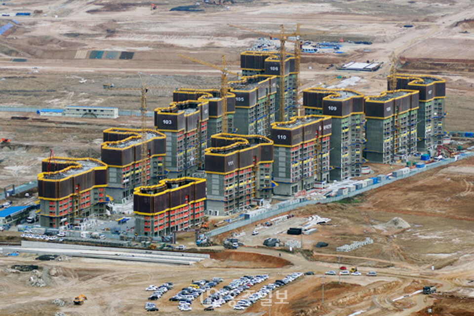 내포신도시 내 롯데캐슬 아파트단지 조성 공사현장 전경.