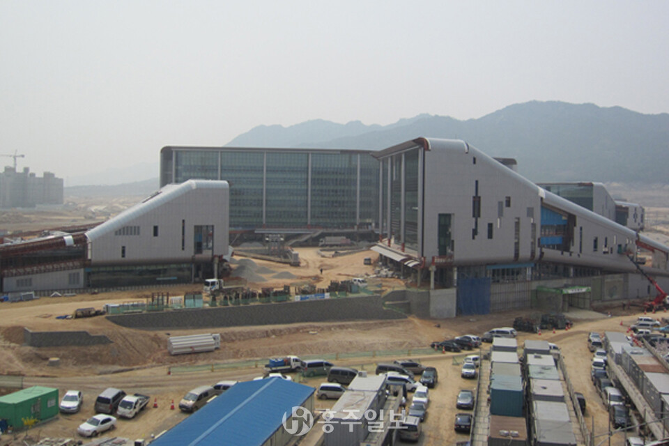 81%의 공정률을 보이고 있는 충남도청 신청사 공사현장 전경.