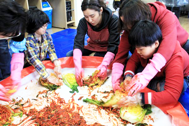 결성초등학교(교장 복기헌)는 지난달 29일 유치원 원아를 포함한 전교생, 학부모, 교직원이 참여한 가운데 이웃사랑 김장하기 활동을 실시했다. 이번 체험활동은 학부모의 학교 교육과정 참여활동의 하나로 학부모회 주관으로 진행됐으며, 이날 정성스레 담근 김치는 결성초등학교 학구 내 시설 보호자 및 독거 노인에게 전달돼 이웃과 함께 따뜻한 마음을 나누게 된다. 체험에 참여한 이형윤(결성초, 2) 학생은 