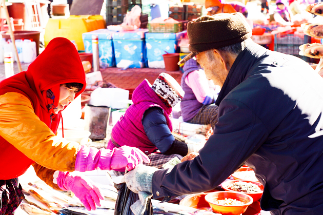 연일 강추위가 이어지고 있지만 홍성5일시장에는 인심을 나누는 온정의 손길로 넘쳐난다. 일찌감치 구정 준비에 나선 주민들까지 더해 1월의 마지막 장날은 꺾일 줄 모르는 동장군의 기세에도 불구하고 활기로 가득했다. 저렴하게, 더 많이 주는 손길에 사는 이도, 파는 이도 만면에 즐거운 웃음을 띈다.