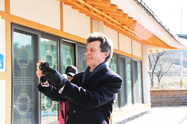 웨이크포드 의장이 거북이마을의 보개산방을 사진에 담고 있다.