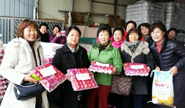 서부면새마을지도자회(회장 고영옥)는 지난 23일 떡쌀 500kg과 달걀 200판을 어려운 이웃과 관내 경로당에 전달하며 따뜻한 정을 나눴다. 이번 나눔 행사는 지난해 숨은 자원 모으기 및 재활용품 수집을 통해 모은 돈으로 마련한 행사로, 지역의 소외계층과 어르신들이 따뜻하게 겨울을 보내는데 힘을 보탰다.