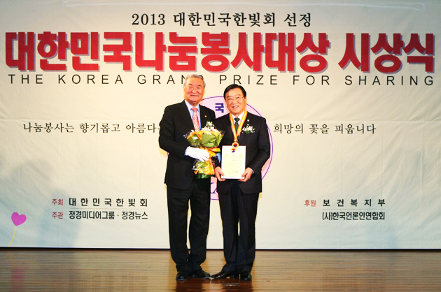 사진 왼쪽 대한민국한빛회 남종현 회장, 오른쪽 김석환 군수