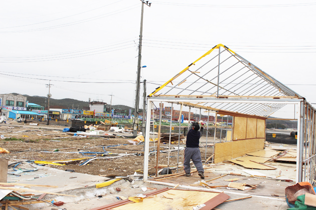 서부면 남당리 파라솔촌이 25년 만에 완전히 철거됐다. 그동안 무질서하게 천막, 파라솔 등이 설치됐던 바닷가에는 지난 15일 마지막 파라솔을 철거하는 인부들 모습만 분주했다. 말도 많고 탈도 많았던 파라솔이 철거되면서 남당리 어항은 새로운 출발을 준비하고 있다.