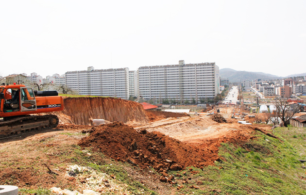 충남도민체전이 50여일 앞으로 다가온 가운데 도민체전 주경기장인 홍주종합운동장 외벽 보강공사 마무리 작업이 한창이다.