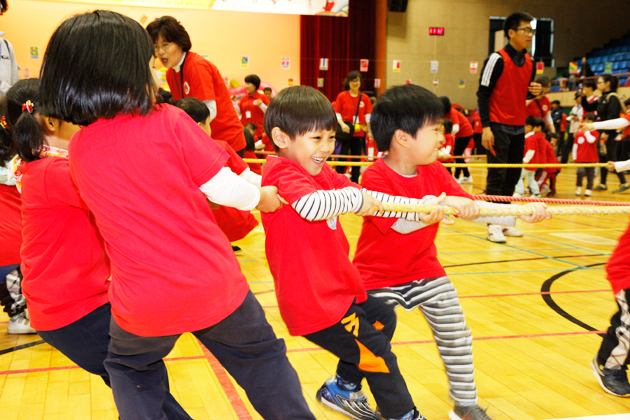 지난 24일 홍주문화체육센터에서 열린 제12회 유아놀이한마당에서 관내 유치원 원아들이 게임을 하며 즐거운 한때를 보내고 있다.