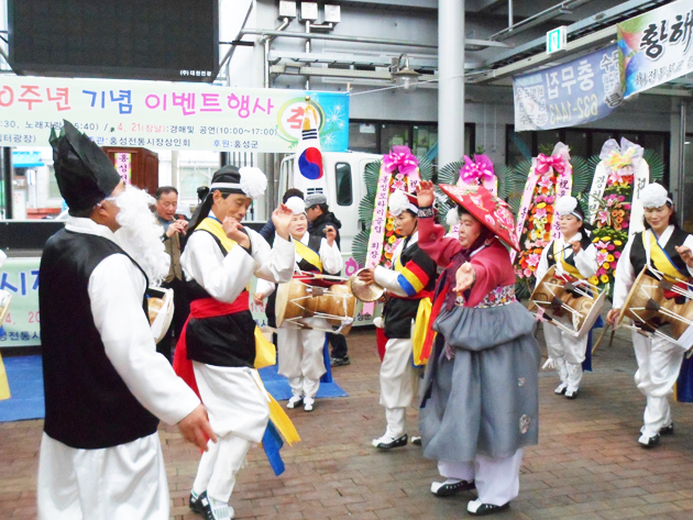 전통시장 상인풍물패의 흥겨운 공연 모습.