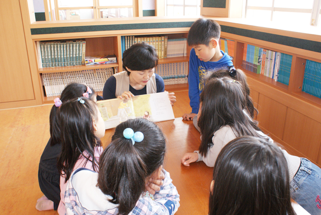 독서코칭자원봉사자가 독서 프로그램을 진행하고 있다.