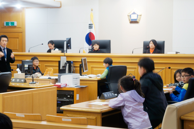 금당초등학교(교장 전병세) 5~6학년 26명은 지난달 25일 법의 날을 맞아 홍성지원에서 실시하는 법원 견학프로그램에 참여했다. 이번 견학에서 학생들은 법복을 착의하고 법대에 앉아보는 체험<사진>을 하고 청사를 둘러보는 등 법원과 친숙해지는 계기가 됐다.