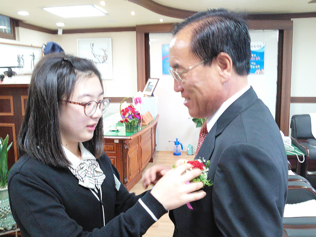 서해삼육중고등학교(교장 차동헌) 교사와 학생 10여명은 지난 15일 스승의 날을 맞아 홍성교육지원청(교육장 임병익)을 방문해 오케스트라 연주와 카네이션 달아주기 행사를 벌였다.
