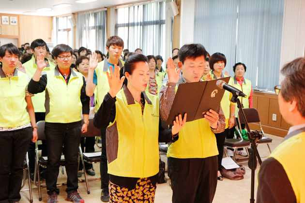 홍성군에서 펼쳐지는 제65회 충남도민체전이 약20여일 앞으로 다가온 가운데 도민체전의 성공적인 진행을 이끌기 위한 자원봉사자 발대식이 지난 21일 홍성군청 대강당에서 열렸다. 사진은 자원봉사자 대표들의 선서 모습.