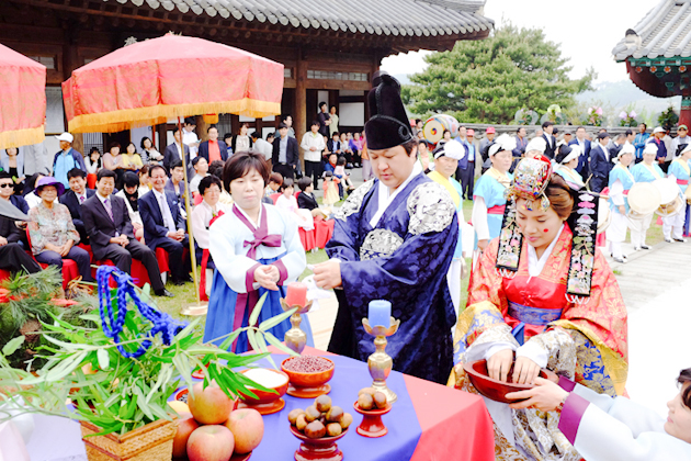 지난 18일 구항면 내현리 거북이마을에서 500여 하객이 지켜보는 가운데 전통혼례가 거행됐다.