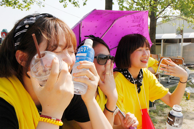 본격적인 여름이 시작된다는 절기 '소만' 이후로 연일 때 이른 무더위가 기승을 부리고 있는 가운데 지난 16일 홍성여자고등학교 학생들이 시원한 음료수 잔을 얼굴에 대며 더위를 식히고 있다.