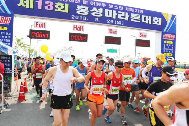 충남도청 이전을 축하하는 '이봉주 선수와 함께 달리는 제13회 홍성마라톤대회'가 26일 7000여명의 마라톤 동호인들이 참가한 가운데 충남도청 앞 잔디광장에서 성대하게 열렸다.