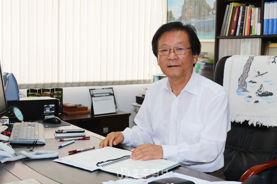 서울 남현동 사옥 사무실에서 이한구 회장이 업무를 보고 있다.