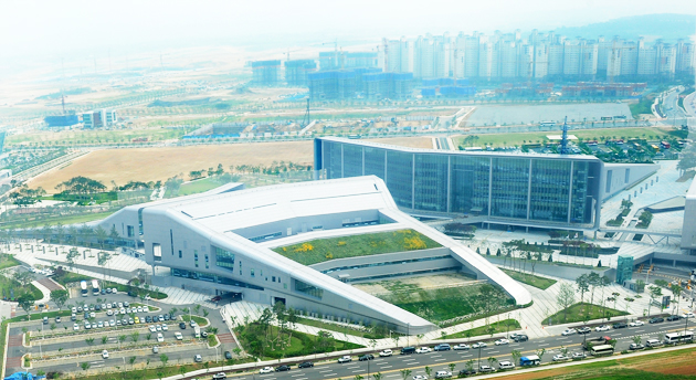 충남도청이 홍성군으로 이전한지 반년여가 지난 현재 점차 자리를 잡아가며 신도시에 활력을 더하고 있다. 사진은 충남도청사의 현재 모습. 	사진=충남도 제공