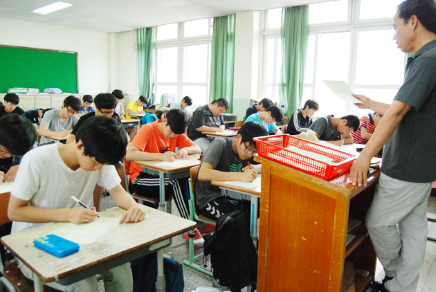 2013 국가수준 학업성취도 평가가 지난 25일 관내 중학교 13개교와 고등학교 6개교를 대상으로 치러졌다. 사진은 홍성고등학교에서 감독관이 답안지를 배부하고 학생들에게 주의점을 설명하는 모습.