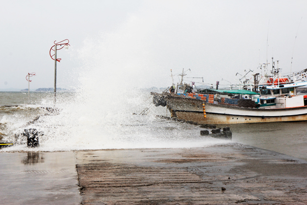 장마전선의 영향으로 지난 2일부터 일부지역에 호우특보가 발령된 가운데 전국적으로 본격 장마가 시작됐다. 올 장마는 강풍을 동반한 집중호우가 특징이다. 사진은 지난 2일 서부면 궁리 포구에서 강풍에 높은 파도가 이는 모습.