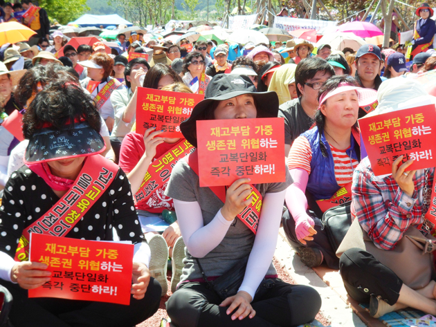 전국 교복 대리점 점주들은 지난 3일 충남도교육청 앞에서 교복 표준 모델 도입을 놓고 생존권 위협을 주장하며 집회를 열고 도교육청에 항의서를 전달했다.