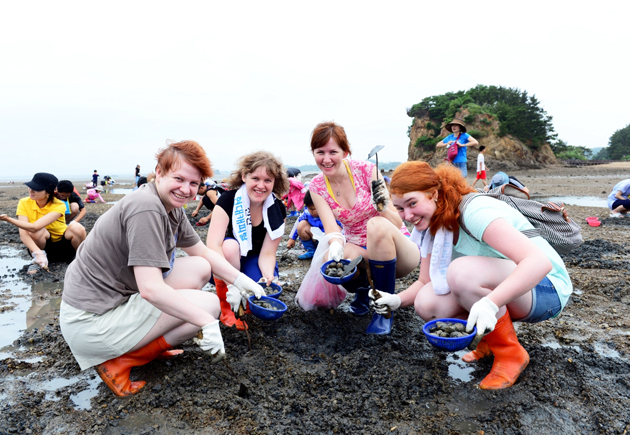 러시아 한국 원정대들이 지난 13일 남당리 속동 갯벌 체험장에서 갯벌체험을 하고 있다.