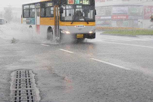 남하하는 시베리아 기단의 영향으로 올해 장마가 길어지고 있는 가운데 홍성지역에는 지난 23일 오전 시간당 30mm의 집중호우가 내렸다. 사진은 지난 23일 오전 10시경 홍성읍내 회전교차로 인근에서 물보라를 일으키며 지나가는 시내버스 모습.