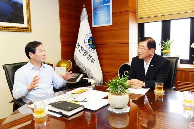 김석환 군수는 지난 22일 안전행정부를 방문해 유정복 장관과 이경옥 제2차관을 차례로 만나 홍성지역의 현안사업을 건의하면서 국비지원을 요청하고 지방행정실, 교부세과, 자전거정책과 등 관계 부처를 잇달아 방문해 지역 현안에 대한 협조를 당부했다.