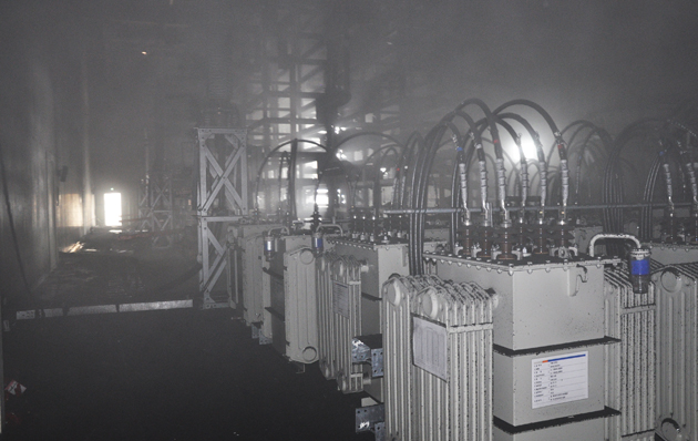 지난 22일 화제로 변압기 생산공장 내부에 연기가 가득히 들어차 있는 모습.