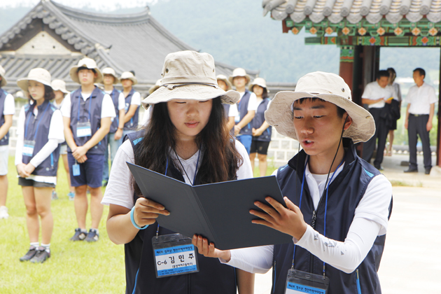 지난 6일 청산리대장정 출정식에서 학생대표들이 선서를 하고 있다.