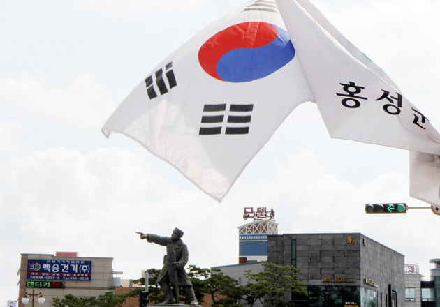 조국 독립을 위해 헌신한 역사위인들의 고향인 충절의 고장 홍성군에 지난 15일 광복 68주년을 맞아 김좌진 장군상을 배경으로 태극기가 물결치고 있다.
