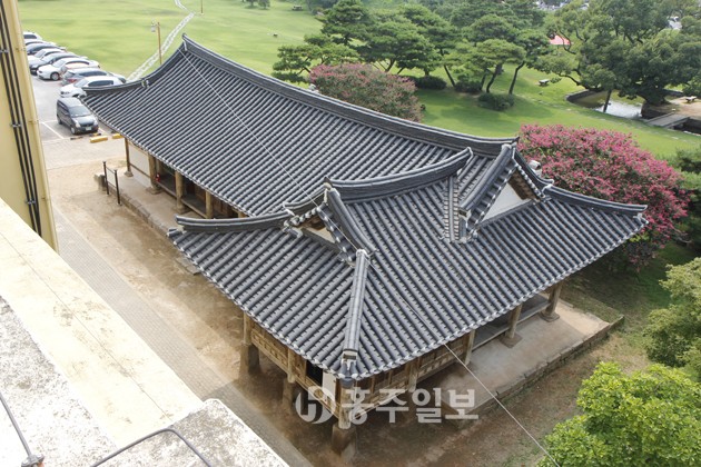 지난 4월 말부터 진행된 옛 홍주 동헌인 안회당에 대한 보수 공사가 지난 16일 기점으로 마무리되며 일반에게 공개됐다. 이번 보수공사를 통해 안회당 좌측에 연결된 취은루 누마루 처짐방지, 기와 고르기, 구들장 및 와편굴뚝 보수, 창호 철물교체 등의 작업이 진행됐다.