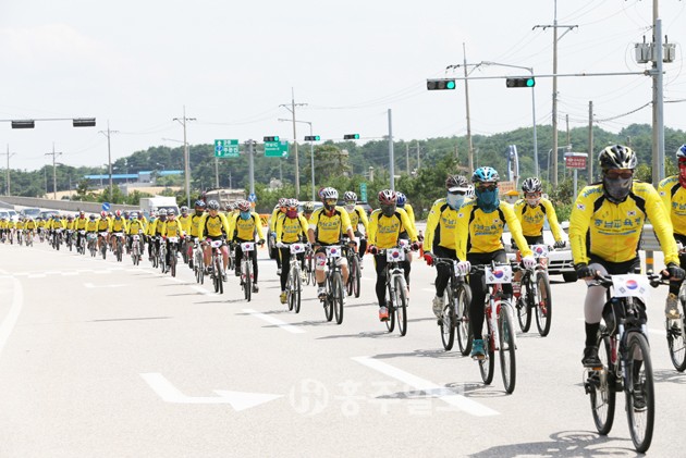 충남도교육청 교육가족들이 부산을 출발해 강원도 통일전망대에 이르는 491.1km의 나라사랑 자전거 국토대장정을 전개하고 있다.