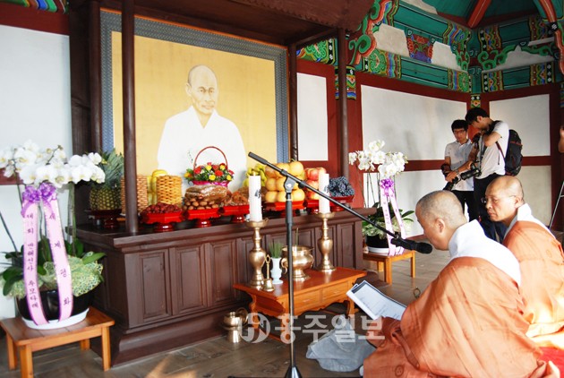 지난달 31일 만해한용운 사당에서 제18회 만해제 일환으로 추모다례제가 거행되고 있다.