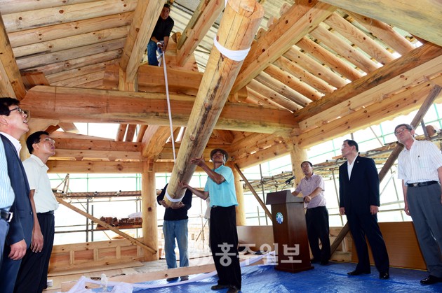 참석자들이 지켜보는 가운데 남문의 상량문이 들어올려지고 있다.