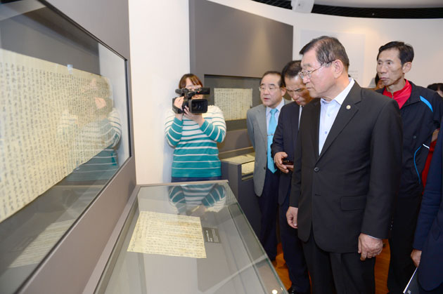 지난 9일 홍주성역사관에서 개막된 남당 한원진 특별전에서 참석자들이 전시물을 관람하고 있다