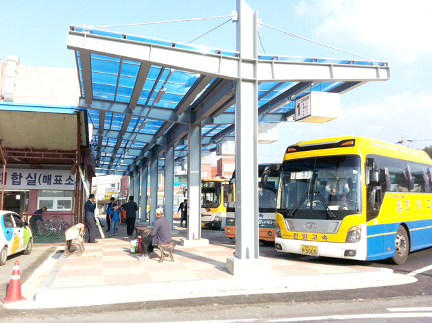 광천 지역의 관문인 광천버스터미널이 7개의 탑승시설에 캐노피를 설치하는 등 버스터미널 현대화 사업을 마치고 본격적인 운영에 들어갔다. 	사진=홍성군 제공