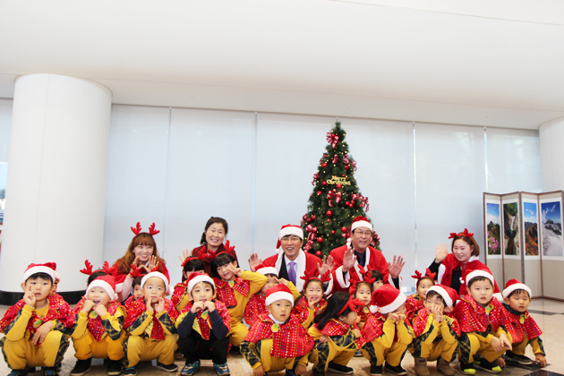 충남도는 지난 6일 도청 본관 1층 로비에서 성탄절을 앞두고 예수 그리스도의 탄생을 축하하고 어려운 이웃들과 함께하는 연말 분위기 조성을 위해 '성탄절 트리 점등식' 행사를 가졌다.  	사진=충남도 제공