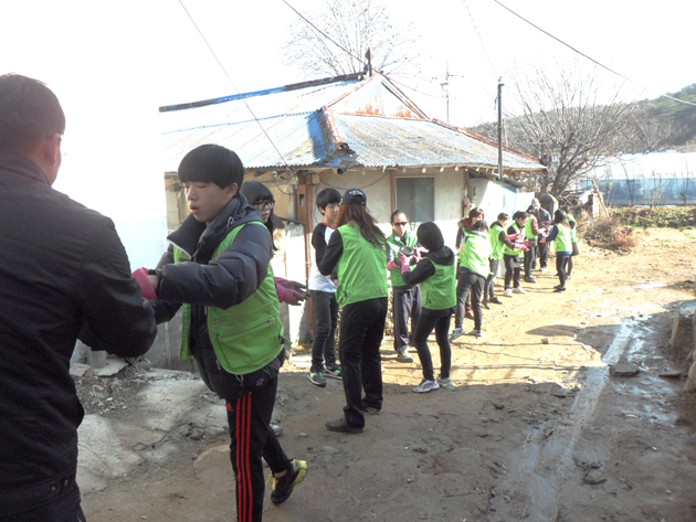 홍성군건강가정지원센터(센터장 김인숙)는 11월 30일과 지난 3일 이틀에 걸쳐 보듬손길모두가족봉사단 11가정 35명과 함께 관내 독거어르신 및 다문화가정에 벼룩시장 판매금으로 구입한 2740장의 연탄을 전달하는 봉사활동을 펼쳤다.