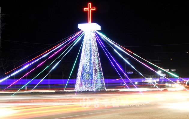 2013년 계사년 한 해를 10여일 남겨 두고 있는 요즘 홍성 거리 곳곳에는 연말 분위기가 물씬 풍기고 있다.사진은 지난 16일 옥암리 회전교차로에 설치된 초대형 트리. 지나가는 이들의 눈길을 사로잡고 수만개의 작은 전등들이 불을 밝히며 연말연시 분위기를 더욱 들뜨게 하고 있다.